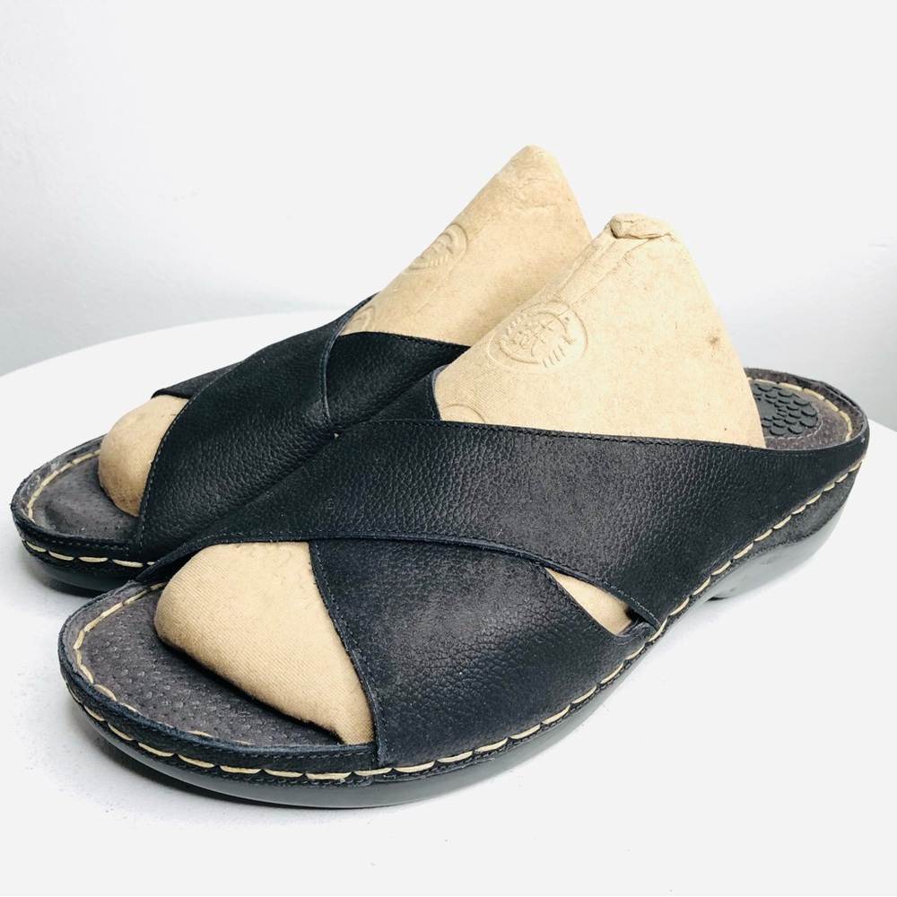 Born Sandals have a Peep-Toe and 1.50 inch heel SZ 9 RR2